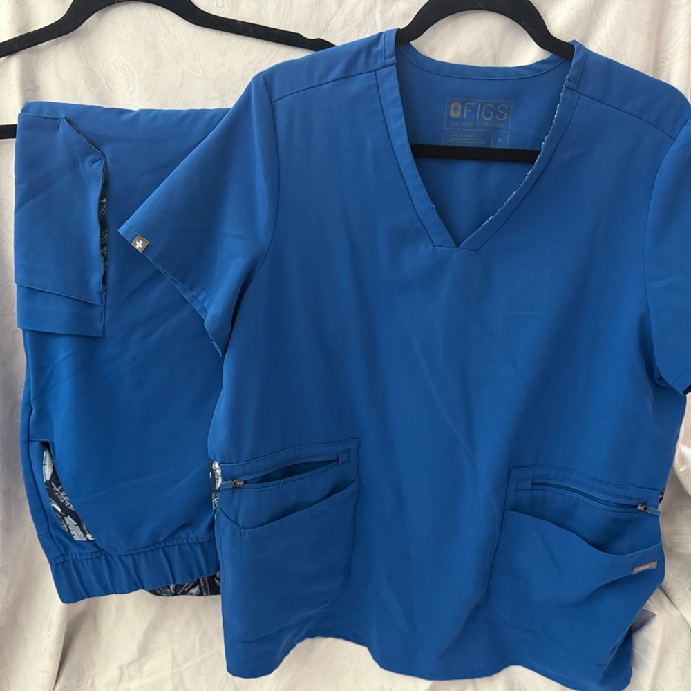 Figs Women’s V-Neck Blue Top & Bottom
